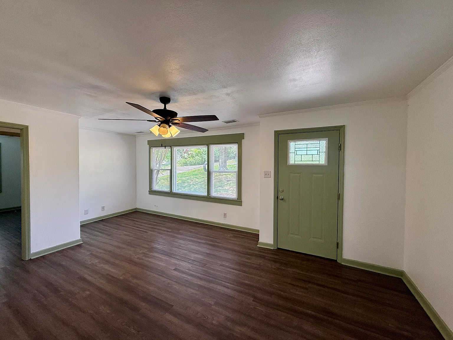 3 bed, 943 sqft, $1,400 — Photo 2