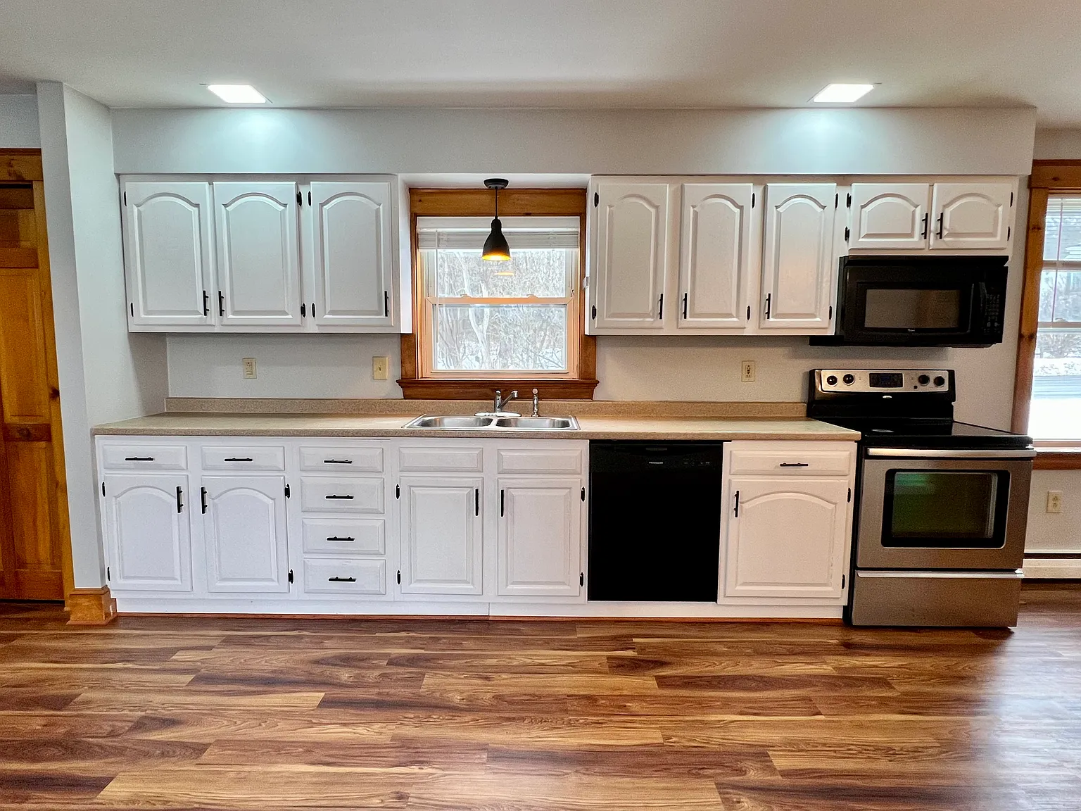 3 bed, 1.5 bath, 1200 sqft, $2,300 — Photo 2