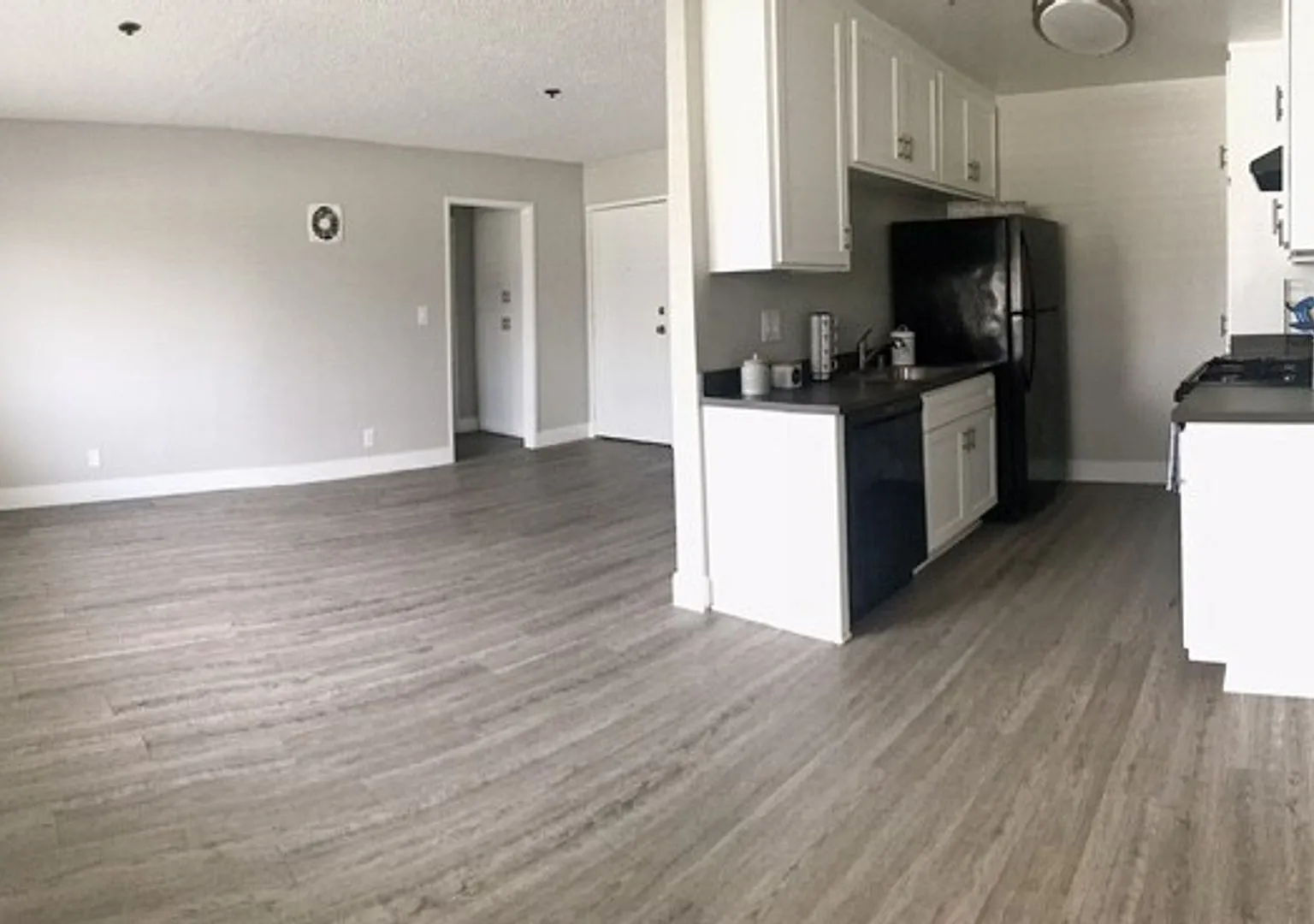 Little Roscoe Apartments — Photo 1