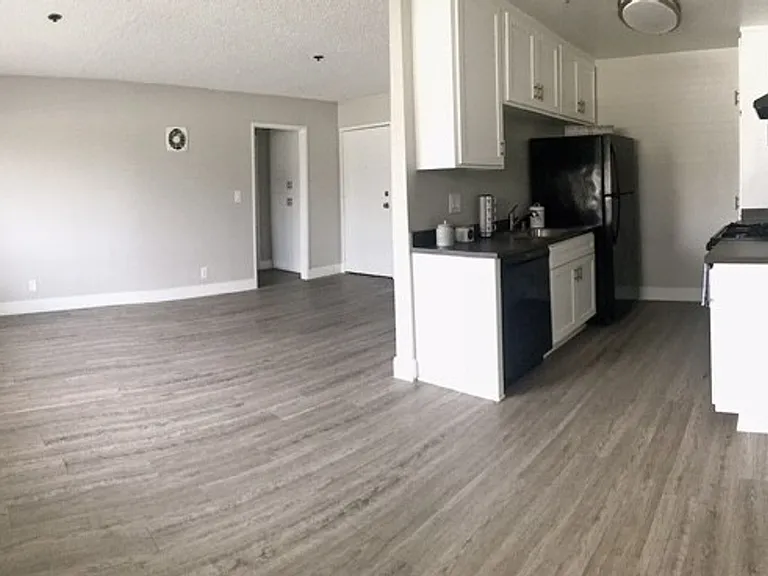 Little Roscoe Apartments — Photo 2