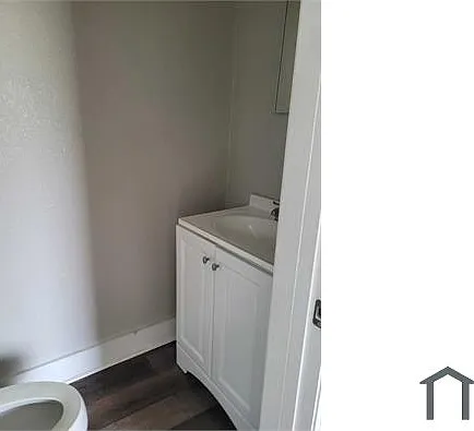 1438 W 15th St — Photo 14