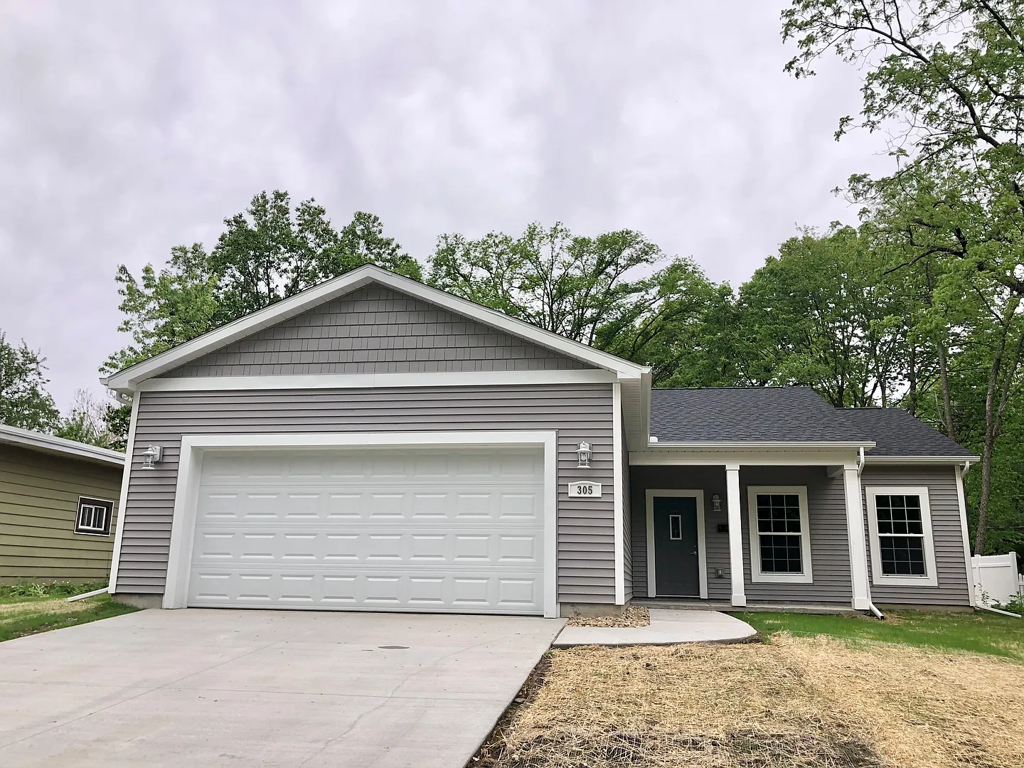 305 Flora Dr photo 1