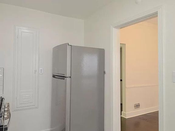 5th image of 107 N Sweetzer Ave