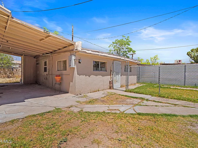 209 N Seville Dr #B — Photo 17