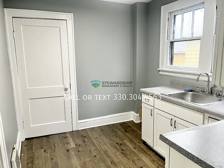 1012 Brown St — Photo 10