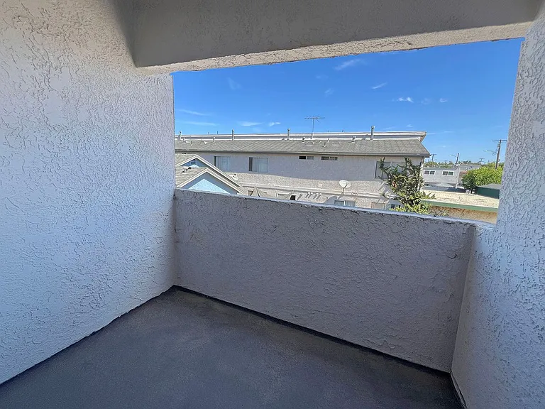 2226 Lewis Ave — Photo 10