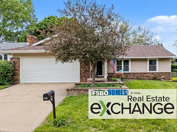 629 N 3rd St, Le Claire, IA 52753
