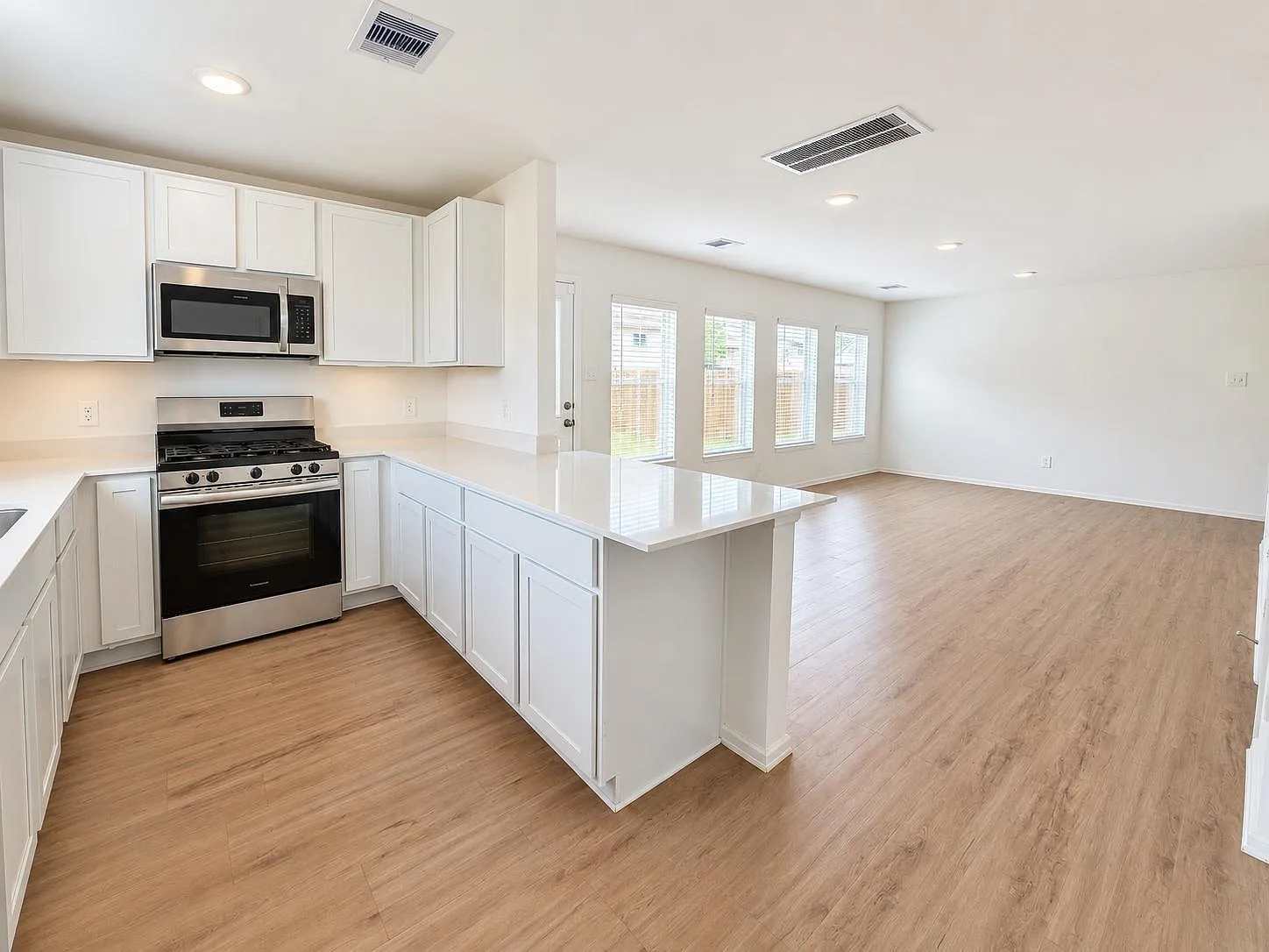 4 bed, 2.5 bath, 1853 sqft, $1,950 — Photo 4