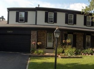 1160 Hygate Dr, Roselle, IL 60172