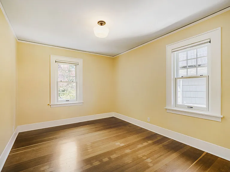 1522 E Howe St — Photo 16