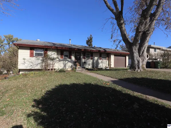 108 Hillside Dr, Bellevue, NE 68005