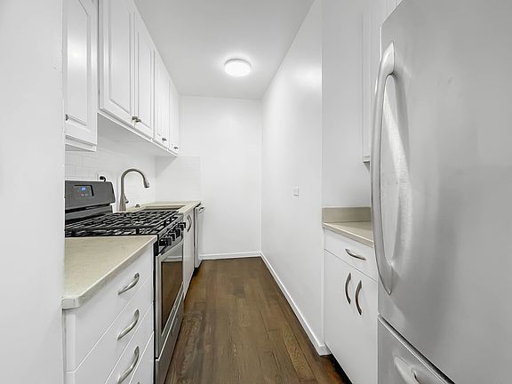 5th image of 60 Sutton Pl S #7KN