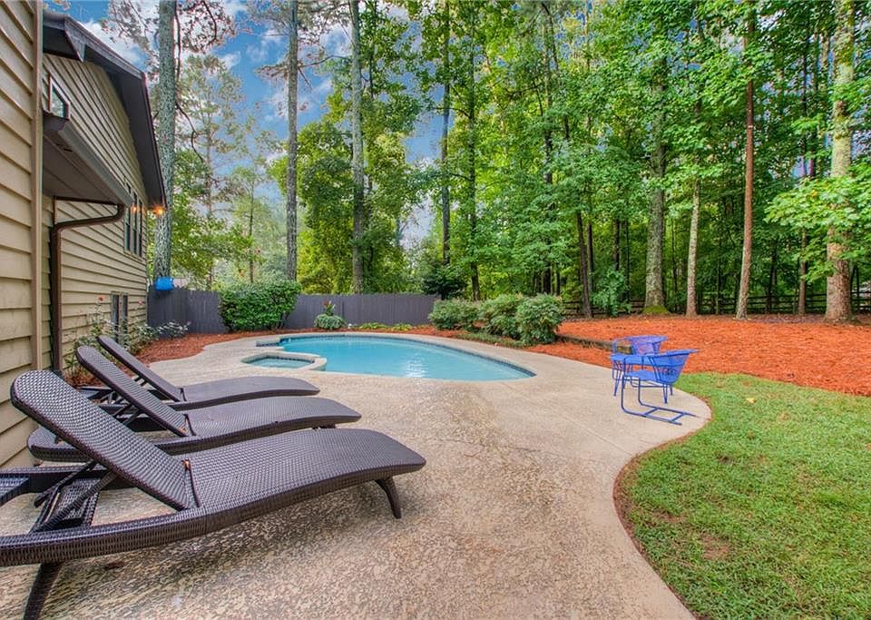 2nd image of 2537 Chimney Springs Dr