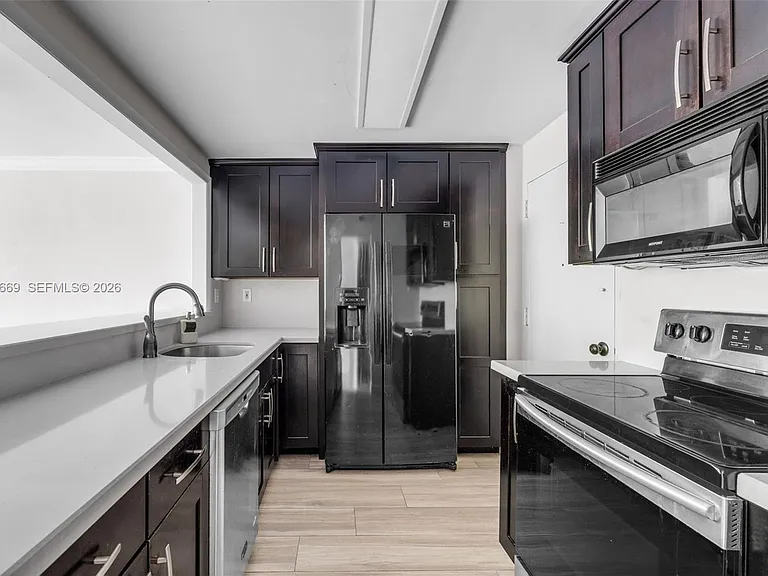 9001 SW 77th Ave #C202 — Photo 4
