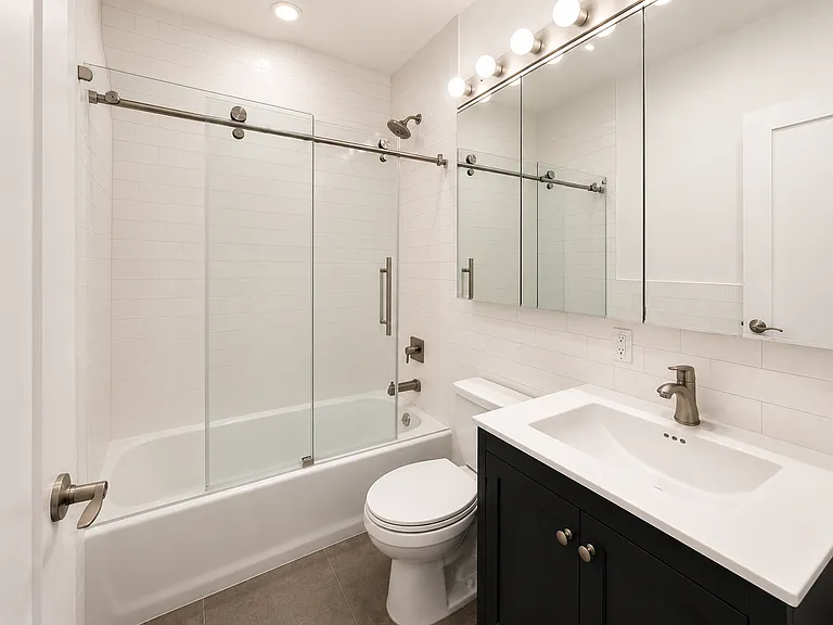 213 E 37th St #5H — Photo 4