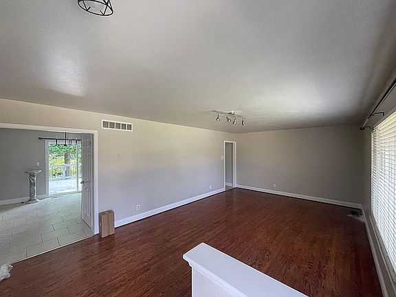 5th image of 1026 Camelot Gardens Dr