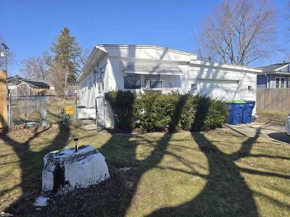 213 E Oak St, Saint Charles, MI 48655