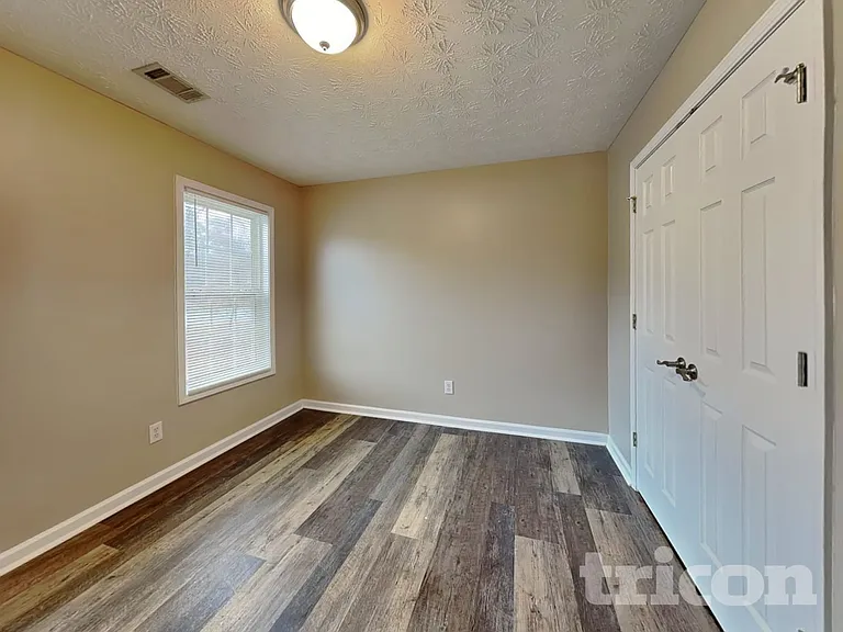 401 Breeze Way — Photo 11
