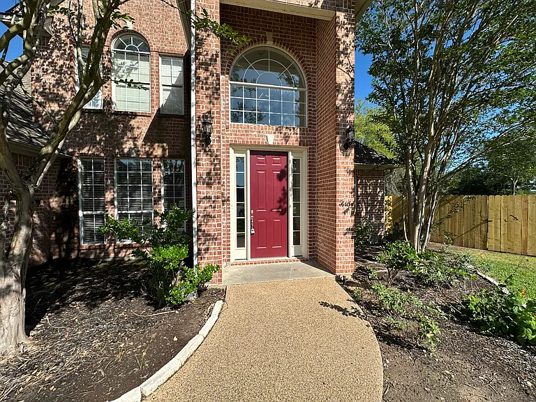 3920 Park Hurst Dr — Photo 2