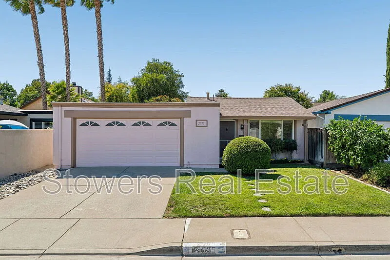 3 bed, 2.0 bath, 1209 sqft, $3,995 — Photo 2