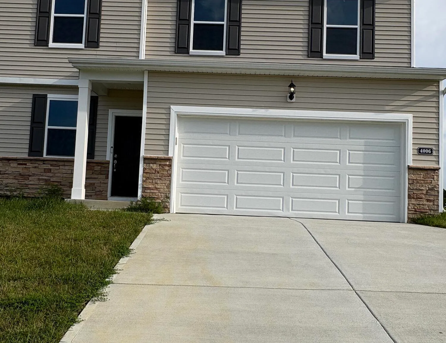 4 bed, 2.5 bath, 2062 sqft, $2,500 — Photo 2