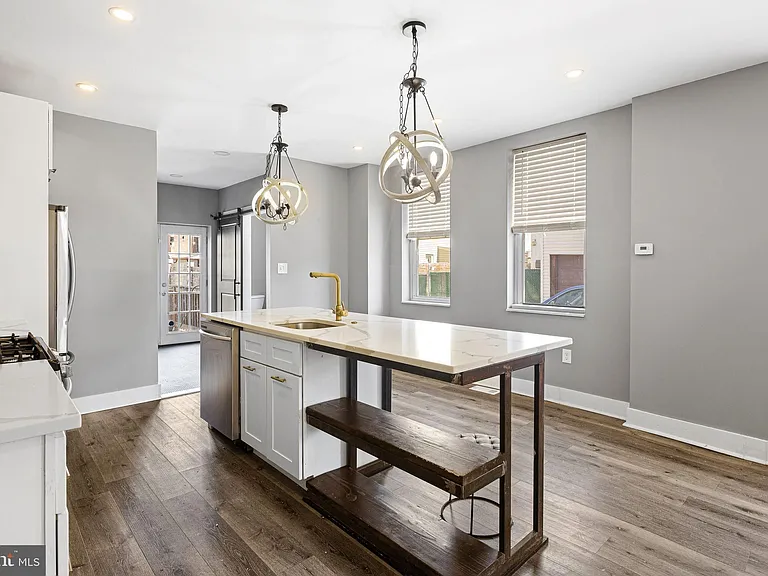 4626 E Thompson St — Photo 3