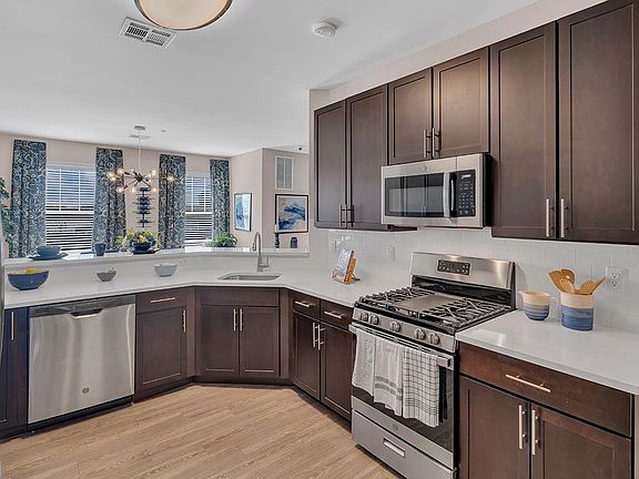 2nd image of 420 Memorial Blvd APT 6