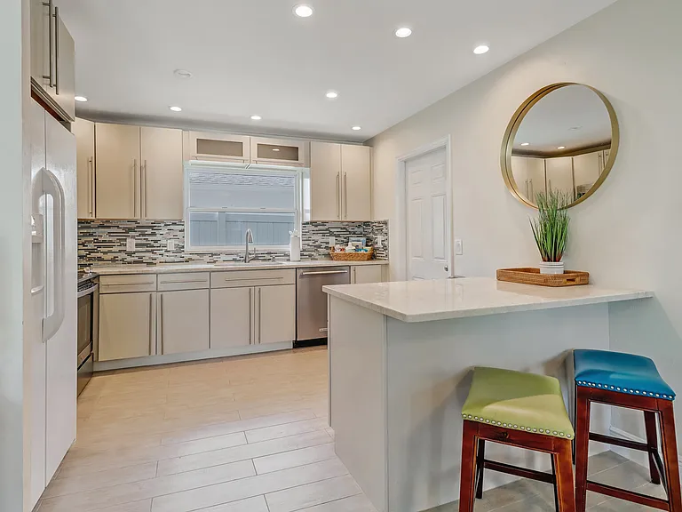 10180 Vanderbilt Dr — Photo 4