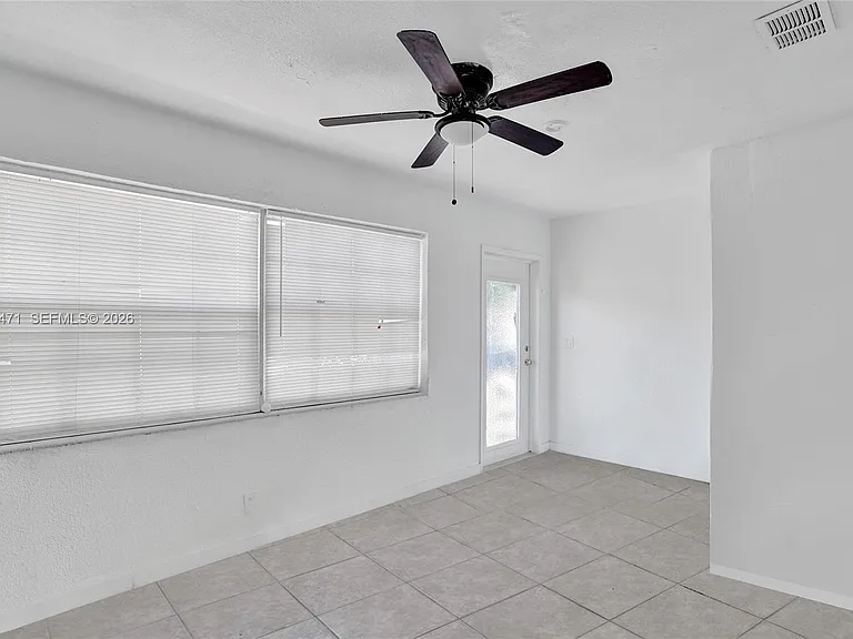 701 SW 7th St — Photo 4