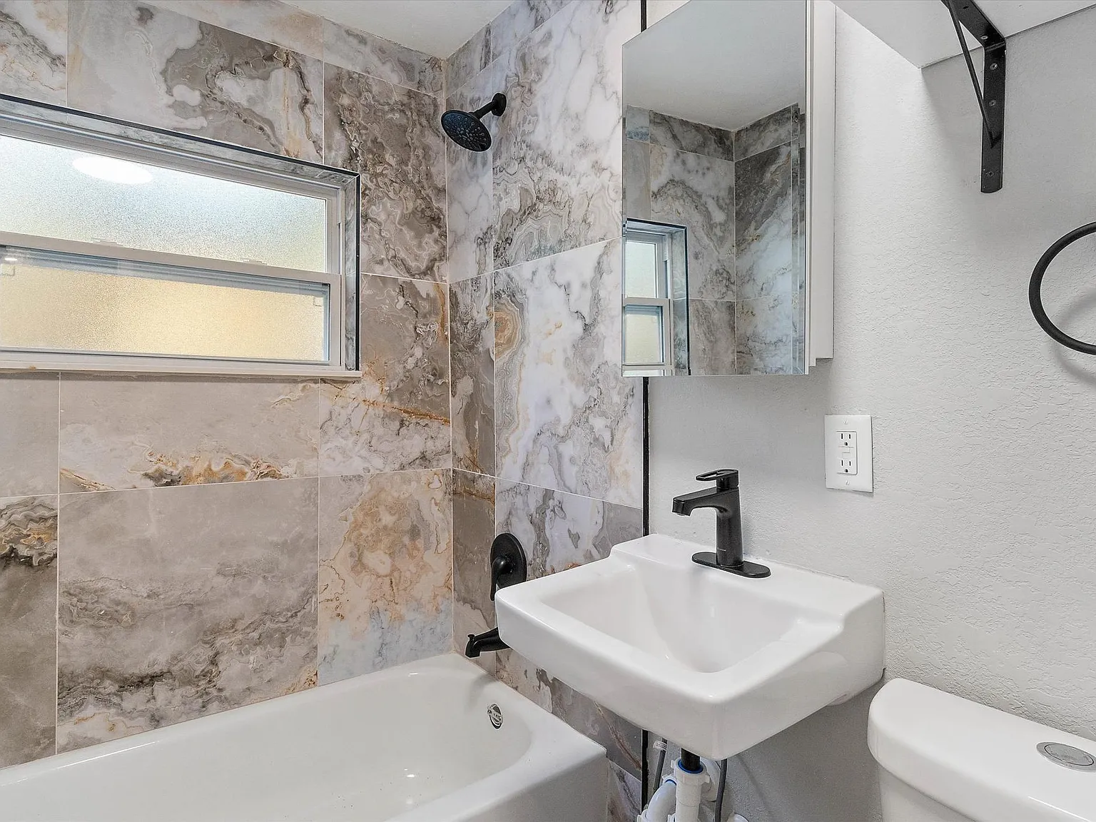 2243 Auburn St S — Photo 3