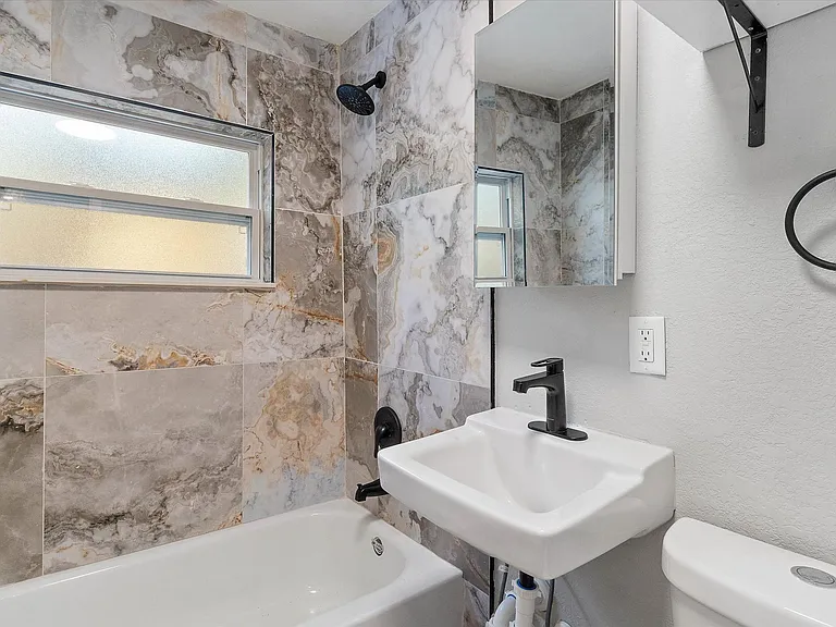 2243 Auburn St S #B — Photo 7