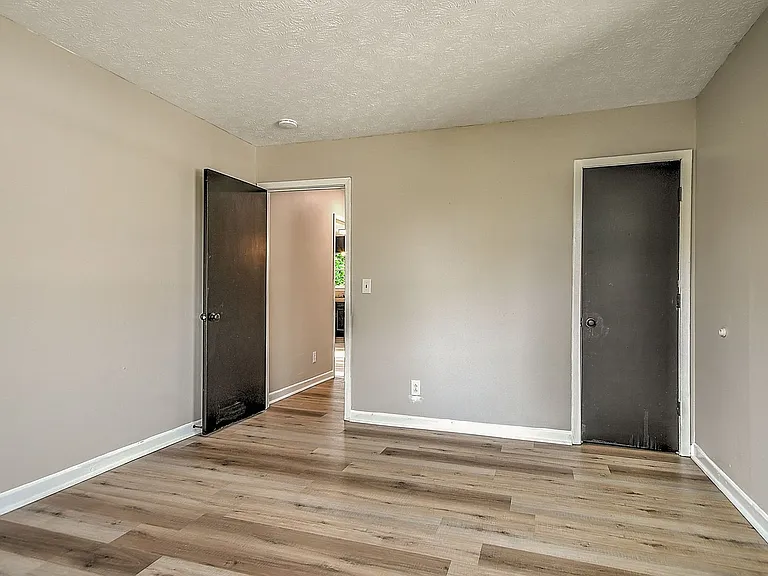 921 Elizabeth St — Photo 15