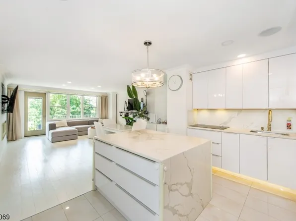 285 Aycrigg Ave #5J, Passaic City, NJ 07055