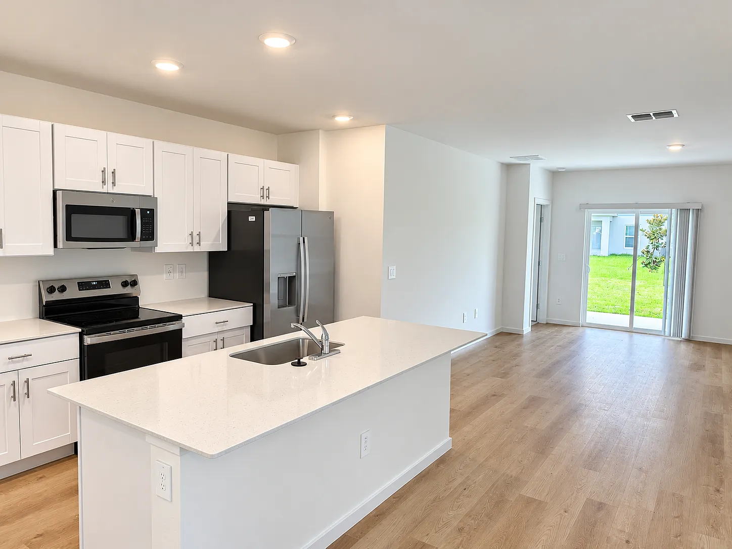 5 bed, 2.5 bath, 2389 sqft, $2,500 — Photo 4