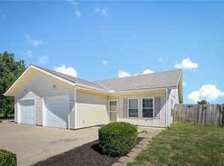 712 Meadow Ct, Peculiar, MO 64078