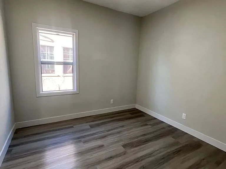 2000 S Harcourt Ave — Photo 11