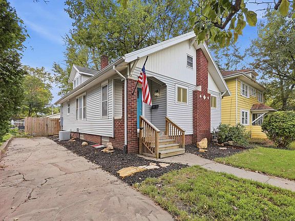 2nd image of 2111 SW Huntoon St