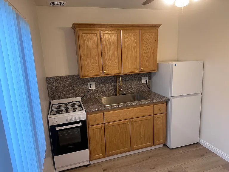 Sussex House Apartments — Photo 52