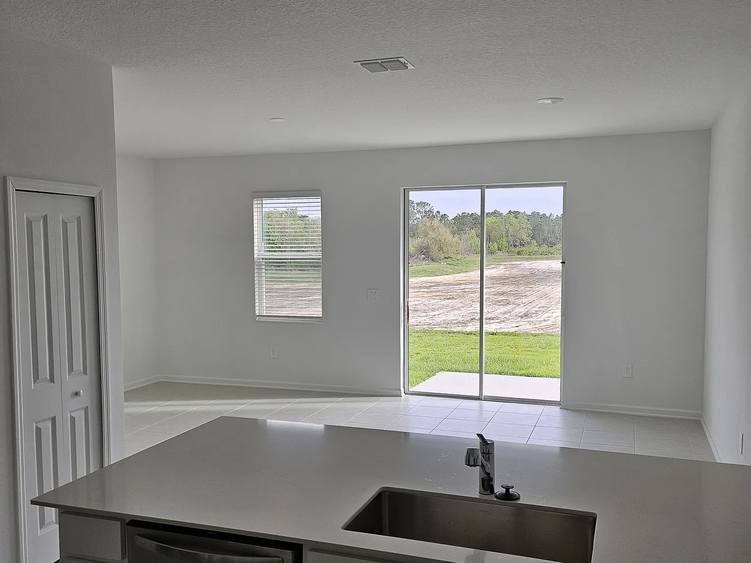 3 bed, 2.5 bath, 1840 sqft, $2,100 — Photo 4