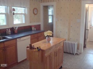 28 Cottage Pl, Trumbull, CT 06611