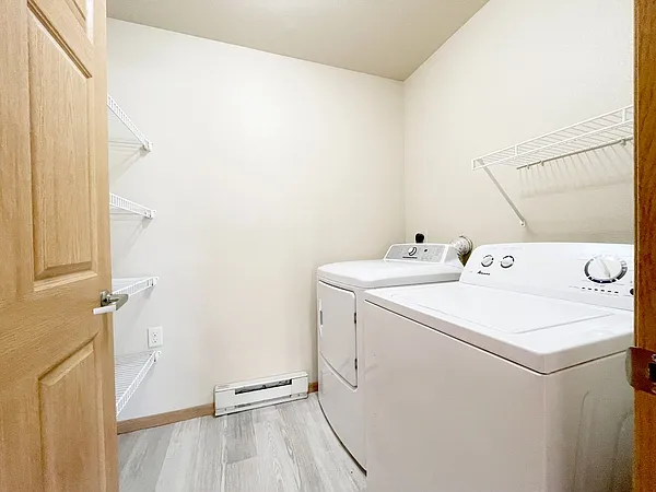 Elk Pointe Apartments — Photo 15