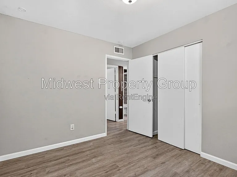 690 Central Pkwy — Photo 12