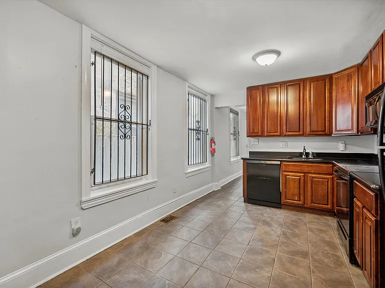 1730 Monument St — Photo 5