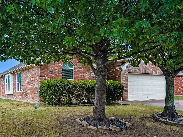 1235 Sweetwater Dr — Photo 3