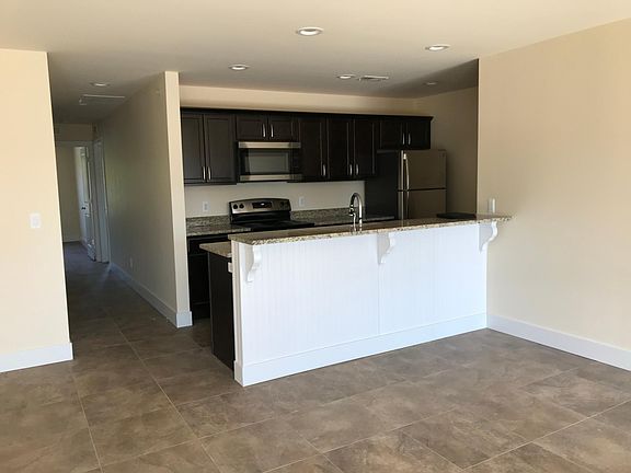 Kitchen with snack bar