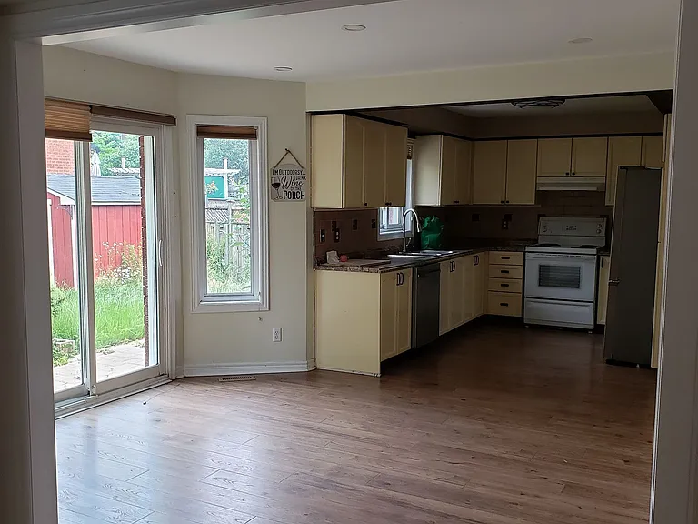 131 Ferndale Dr S — Photo 9