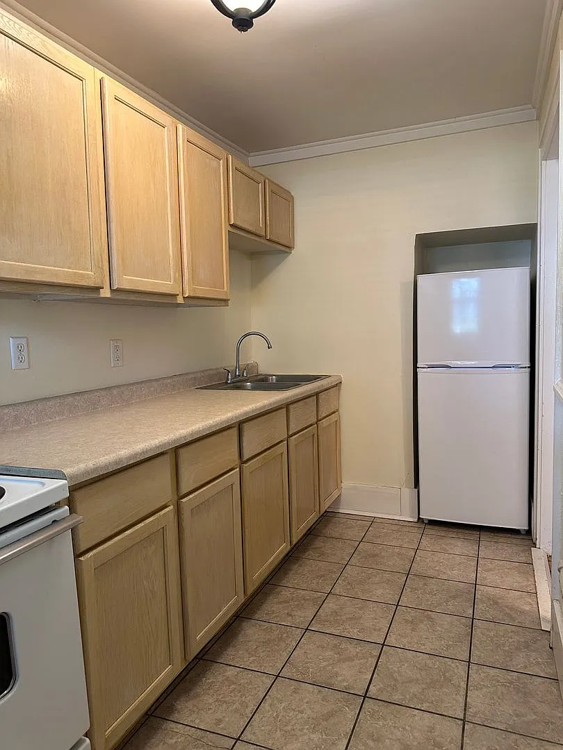 College Street Apartments — Photo 3