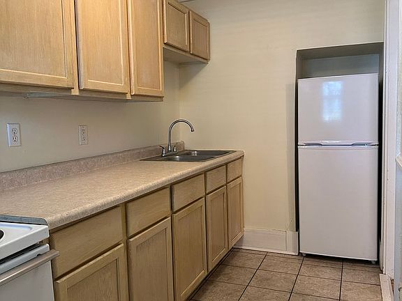 3rd image of 1041 College St N APT 6