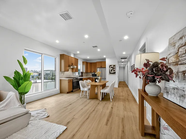 Fully Furnished Housing: 1419 W 35th St — Photo 2