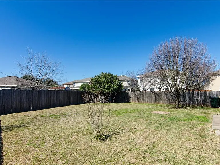 915 Churchill Farms Dr — Photo 3